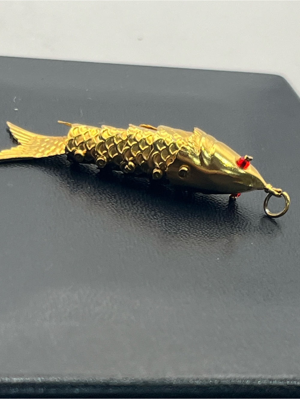 Articulated movable fish gold tone red eyes pendant for necklace vintage - Picture 9 of 14